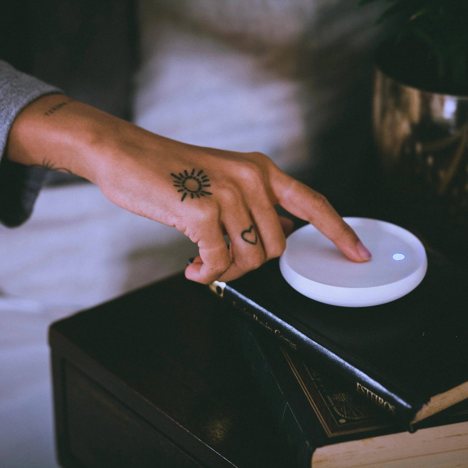 Livlab Dodow sleep aid device, featuring a circular light pattern for relaxation, designed to help users fall asleep in 8 minutes.